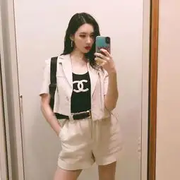 刘雯大表姐身穿爸爸裤,网友表示我也想要这双腿,真的太显瘦