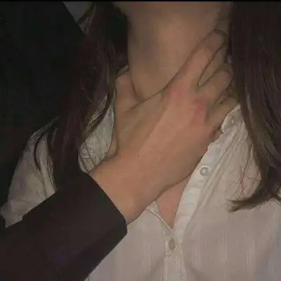 情头污一点的两张分开情侣头像骚气接吻