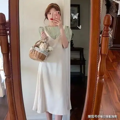 今年流行一种穿法,叫吊带裙外穿,时髦减龄显气质,谁穿谁美