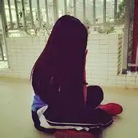 校服女生盘腿背影头像