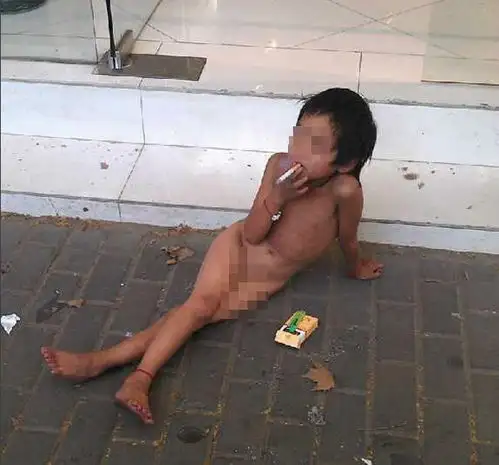 6岁女童裸身街头抽烟乞讨引关注