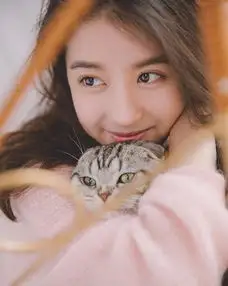 李凯馨结束了艺考,推出猫系少女暖春大片