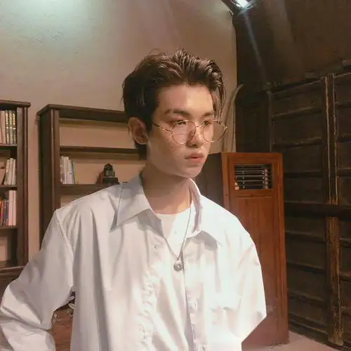 黄明昊优雅的泳姿和好的水性,令人赞叹,原来他获得过省级比赛奖