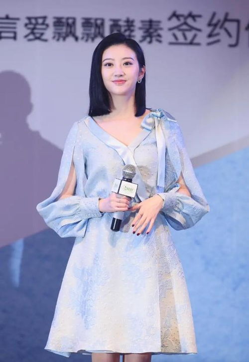 景甜真是80后身穿蓝色泡泡袖连衣裙清新甜美,好有少女感