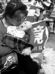 女子生脑瘫儿被夫抛弃沿街乞讨用嘴为孩子吸痰