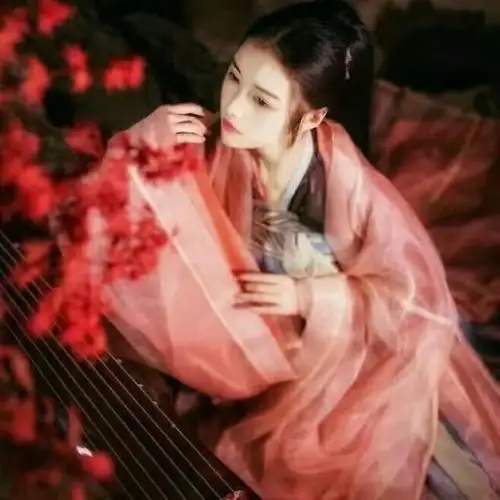六弦常潜语,月下醉逍遥