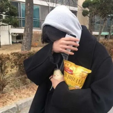 手机控潮流时尚男生头像,同时也是爱宠物的男生