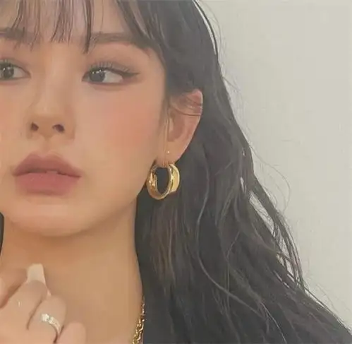 韩国健身女孩红遍网络,皮肤白皙身材火辣,被大家称为猫系女孩肌肉塑形深蹲俯卧撑网易订阅