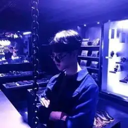蓝色拼接系列风格的男生大图
