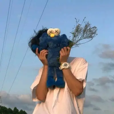 手里拿花的男生头像单身头像想恋爱了