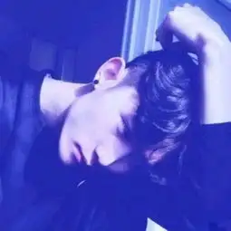 蓝色拼接系列风格的男生大图