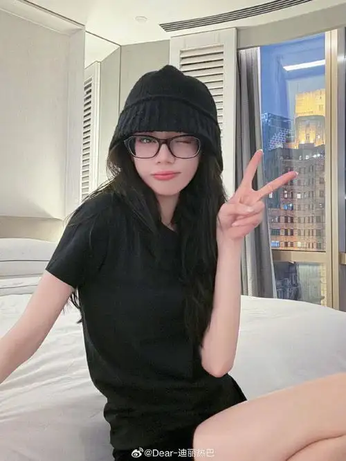 迪丽热巴再晒生活美照,化身猫系少女超可爱,秀纤细美腿显少女