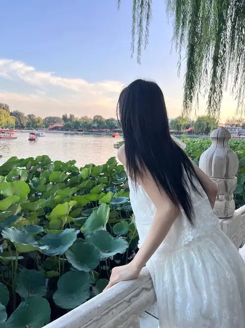 周也夏末出门遛弯赏景穿无袖白裙秒变清冷感美女