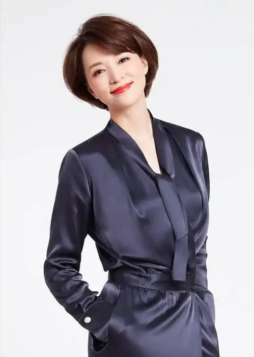 一看就很有气质的女人,穿衣喜欢简约有质感,看董卿袁泉就知道
