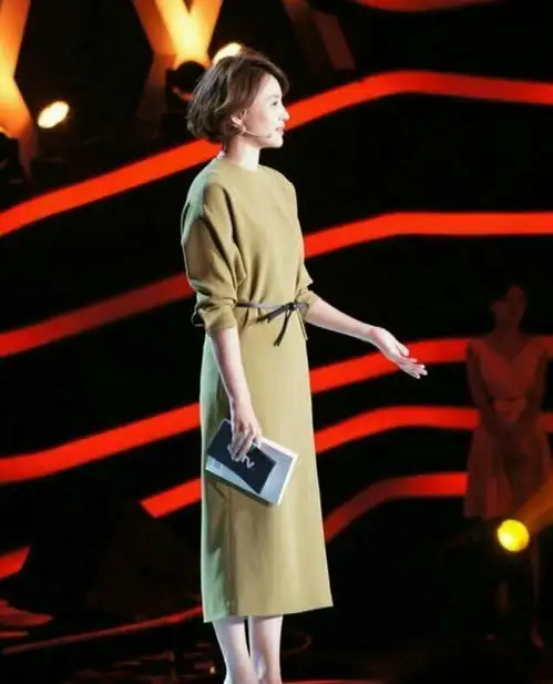 国民女神董卿的时尚穿搭,穿搭黑色花纹连衣裙,简直诗意满满