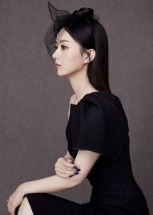产后复出的赵丽颖,连换两条黑色系穿搭,完全看不出生过孩子