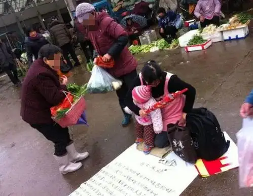 远嫁女子带孩子在路边乞讨,老公家暴不给生活费,大妈资助1000元
