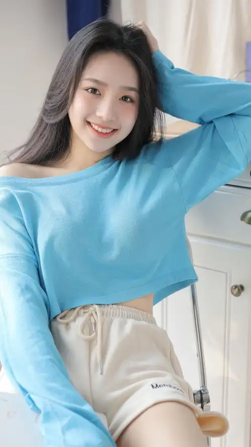美女写真清纯女生居家休闲艺术照,美腿修长笑容治愈