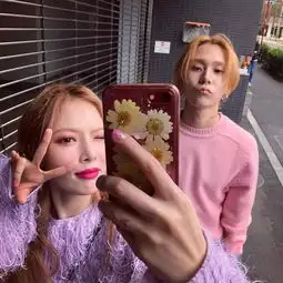 情侣怎么穿才惹眼看看娱乐圈两大最潮cp之一的示范吧