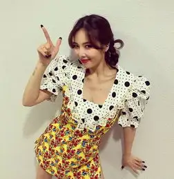 小野马泫雅淑女起来有多要命,看她走机场就知道了,笑得心化了
