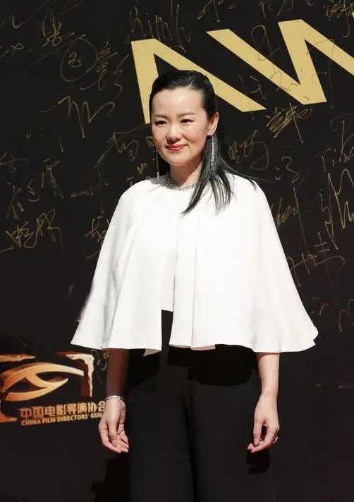 咏梅也太有品了,简单黑白配也穿出高级感,50岁女人都该学一学
