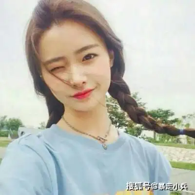 搞笑段子第一次带男友回家,吃饭的时候10岁的妹妹一直盯着他看
