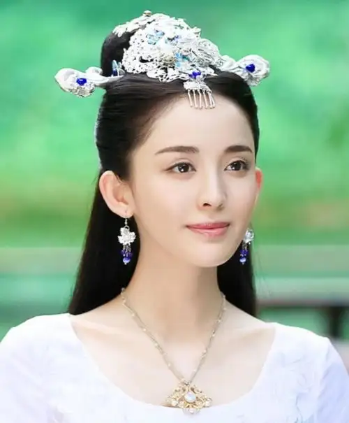 古力娜扎蝴蝶结仙子造型绝,流苏裙仙气飘飘,五官精致太美艳