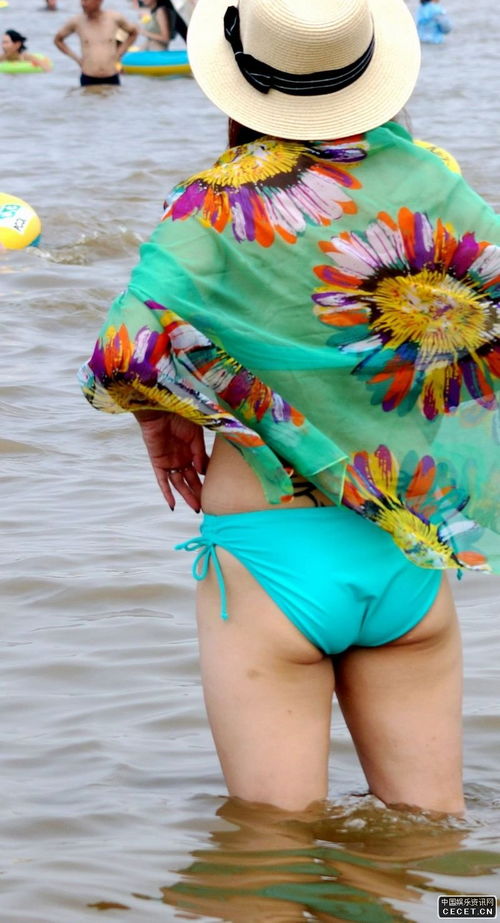 北戴河景区抓拍的蓝色泳装美女
