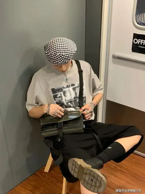 浅色系搭配初秋里的温柔风,别人家的男朋友都是这么穿的