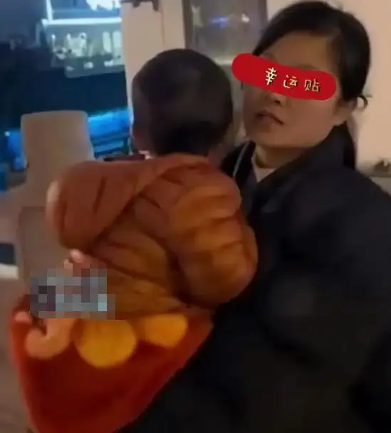 远嫁女子带孩子在路边乞讨,老公家暴不给生活费,大妈资助1000元