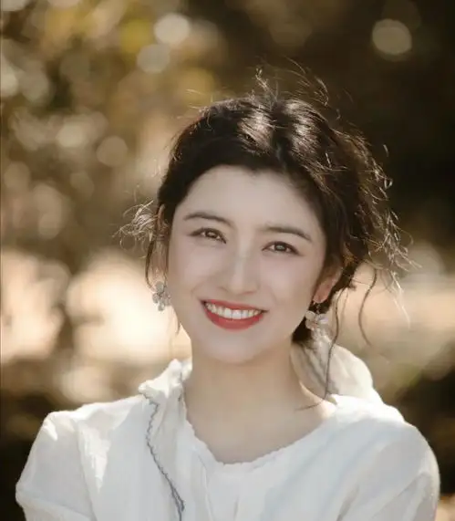 初恋脸女生一般都有这些特征,精致耐看又讨喜,你中了几个