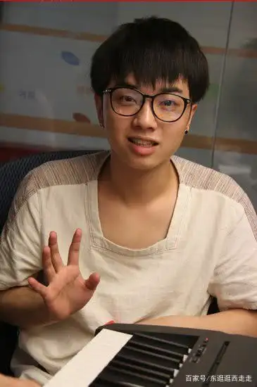 华晨宇从一个呆萌宅男蜕变成一个精致妖孽男