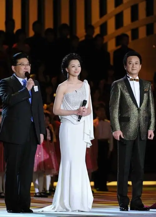 董卿不愧是气质女神,穿一身低调黑色套装修饰身材,体现出高级感