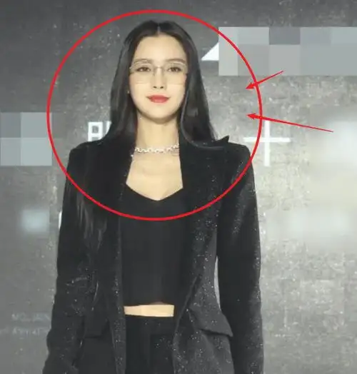 杨颖离婚后气质大变垫肩西装配透明眼镜,禁欲系穿搭真性感