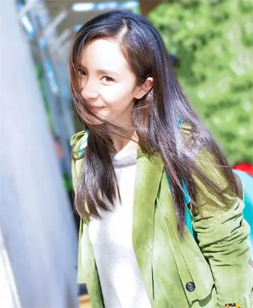 辣妈少女杨幂穿校服水嫩动人