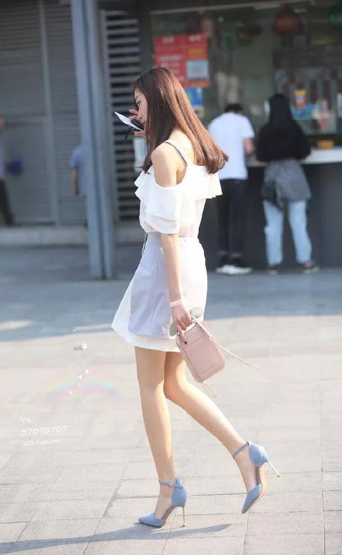 街拍美女蓝色的格条短裙,搭黑色的小衫,这样的简约风格也很美