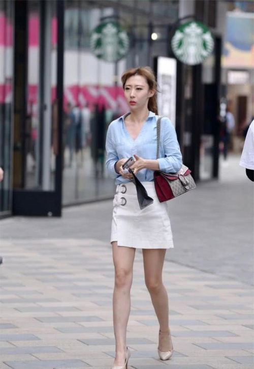路人街拍,美女穿蓝色修身牛仔裤,真是一道美丽的风景线