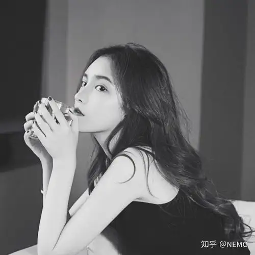 肤白貌美气质佳的女生足够吸引男孩子了
