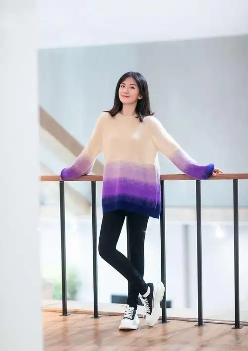 流苏毛衣搭半身裙穿出少女感,哪像两个孩子的妈啊这气质绝了