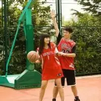 篮球场上浪漫情侣头像一对两张