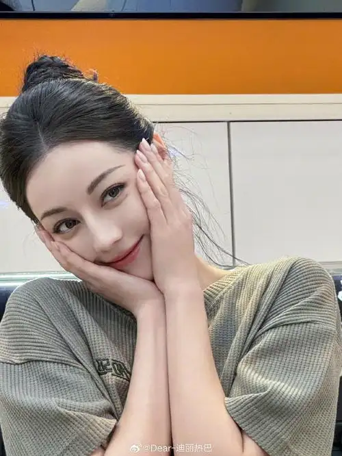 迪丽热巴再晒生活美照,化身猫系少女超可爱,秀纤细美腿显少女