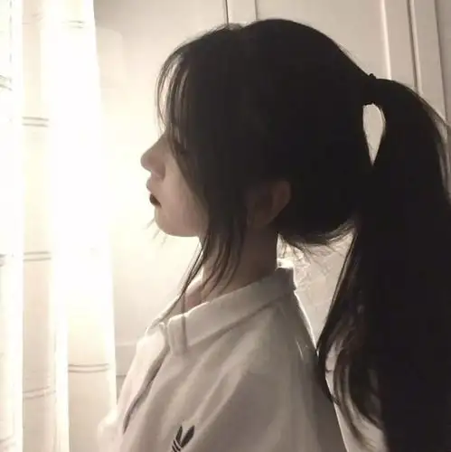女生马尾头像这个世界泥泞破碎,却也能开出温柔的花朵