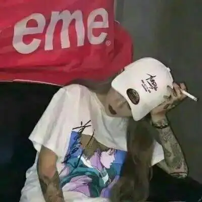 女生抽烟头像女生夹烟好看手势图片