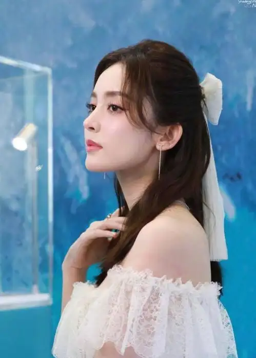 古力娜扎蝴蝶结仙子造型绝,流苏裙仙气飘飘,五官精致太美艳