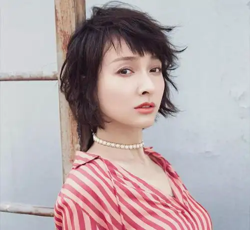 曝国民大龄女主持生活糜烂小鲜肉跪舔排队送房卡,曾自曝患抑郁