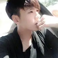 暖阳透过车窗