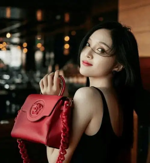 性感长腿女神吴宣仪,时尚魅力无人能挡