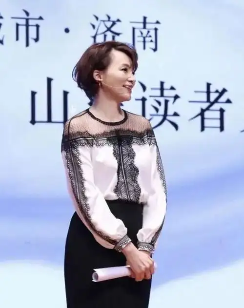 论优雅,我只服董卿穿搭端庄大气,中年女性的学习榜样