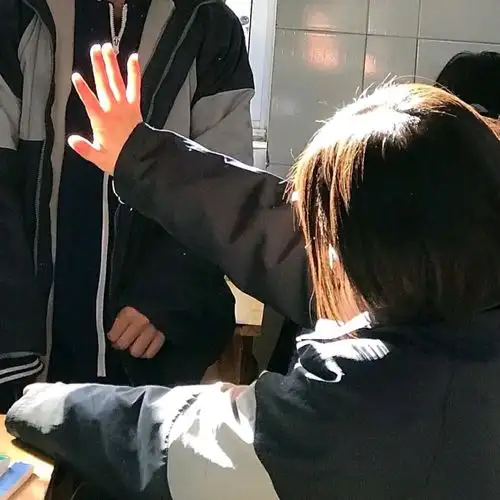 原来他用的是情侣头像呀