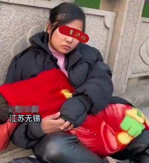 远嫁女子带孩子在路边乞讨,老公家暴不给生活费,大妈资助1000元